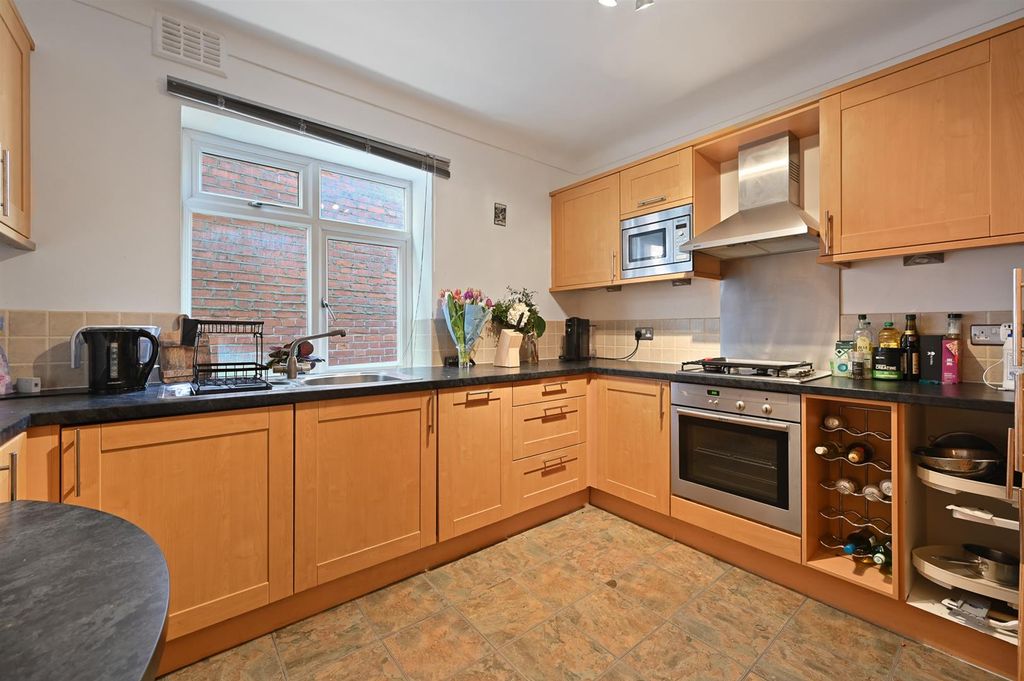 Property photo 3 of 8 Rclr- Flat 2, 7 Kingscroft Road- Kitchen 3 (1).Jpg