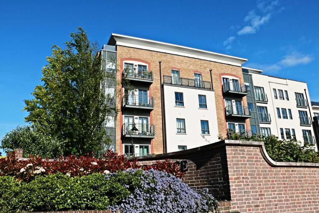 Property photo 1 of 24 71 Apsley House - Exterior View Front