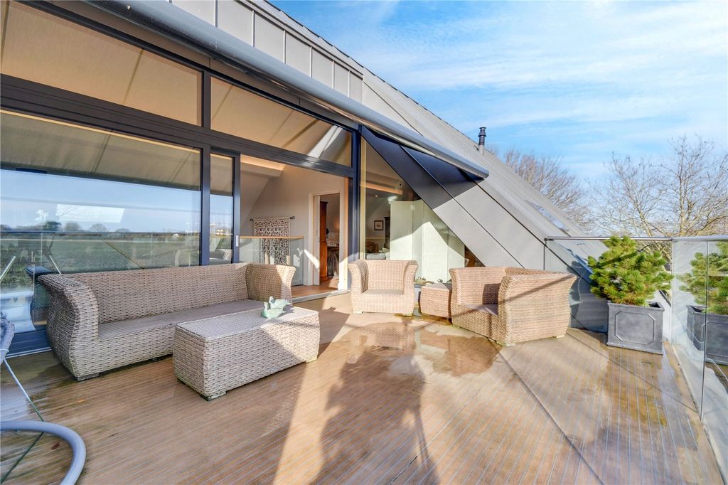 Property photo 3 of 21 Roof Terrace