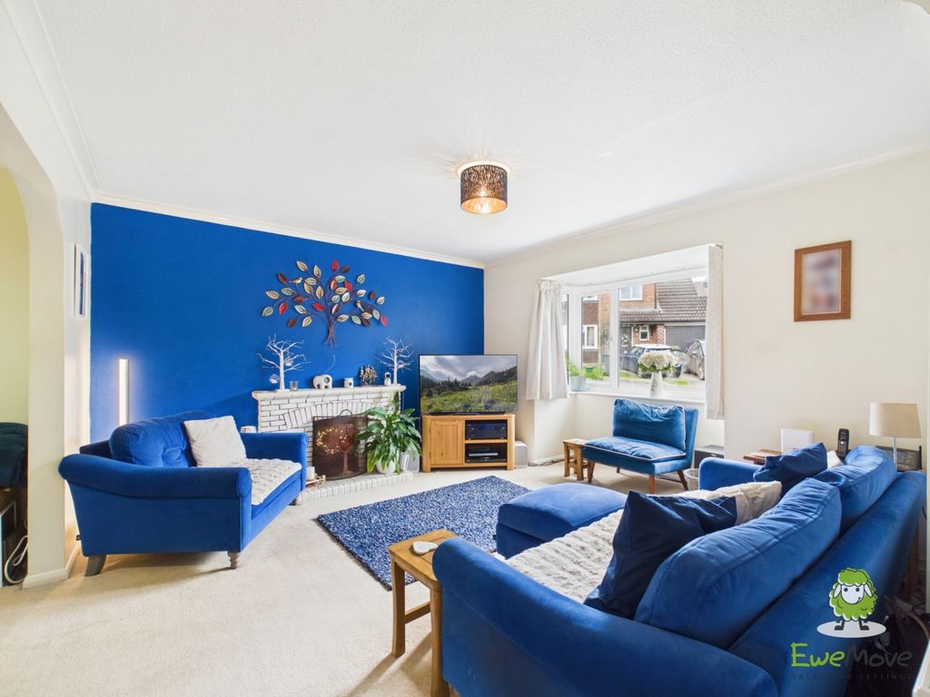 Property photo 3 of 21 Ewemove Estate Agents Basingstoke - Worcester Aven