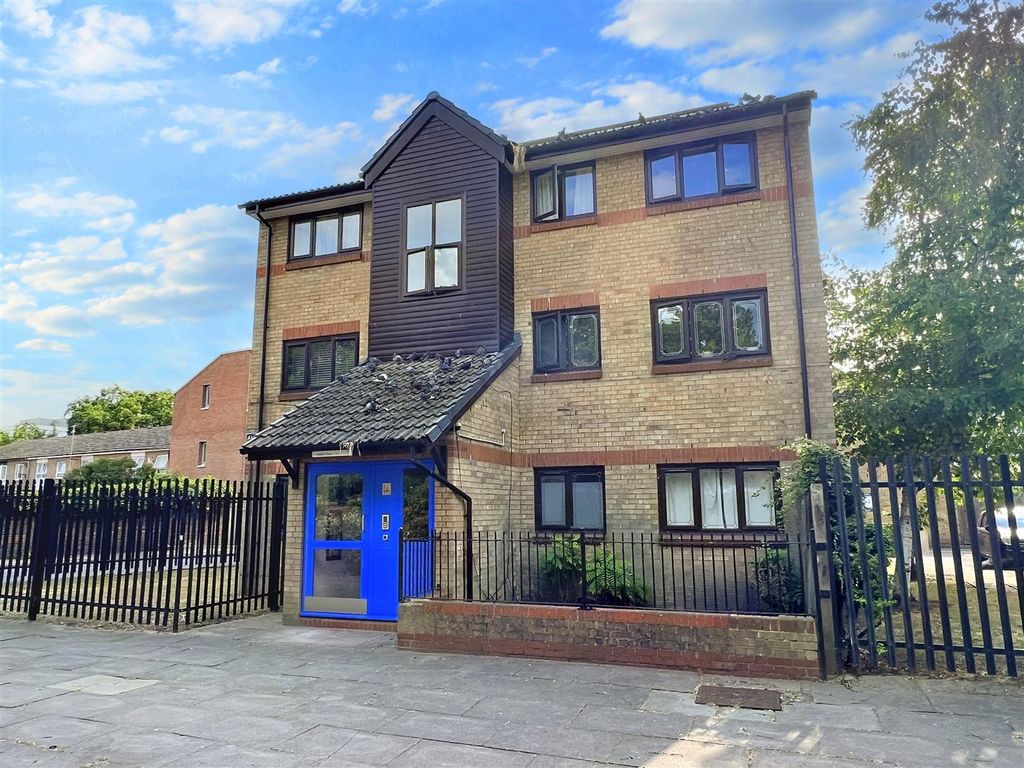 Property photo 1 of 9 Exterior: