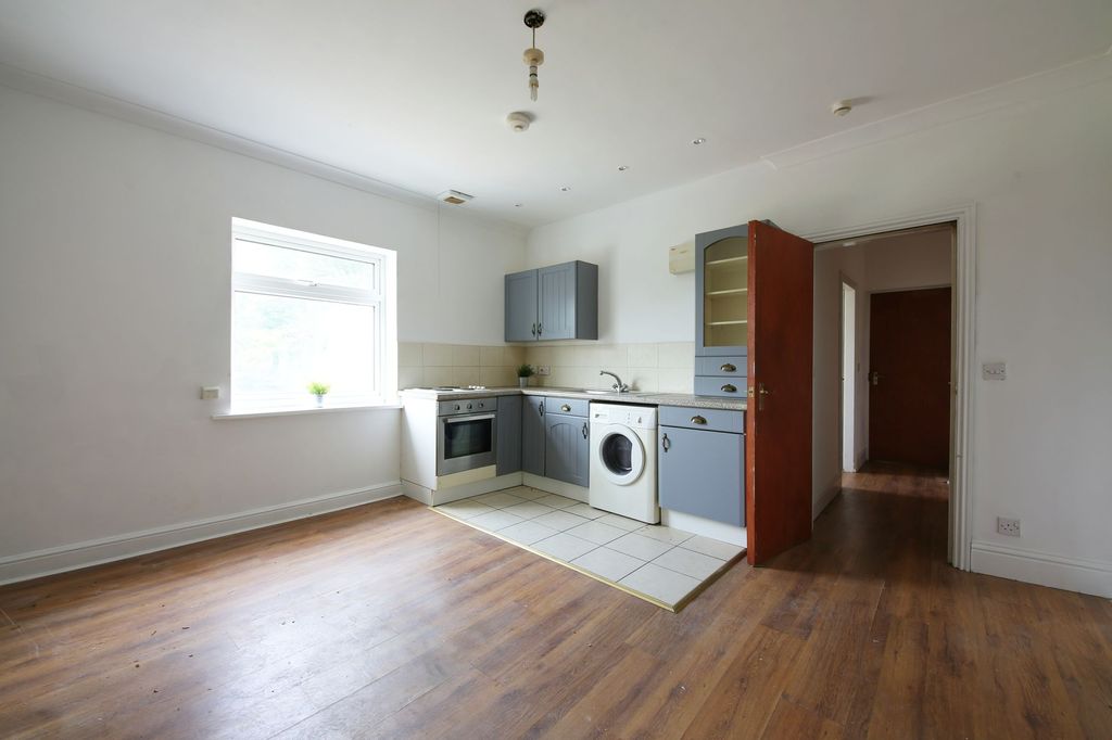 Property photo 3 of 10 Kitchen Lounge