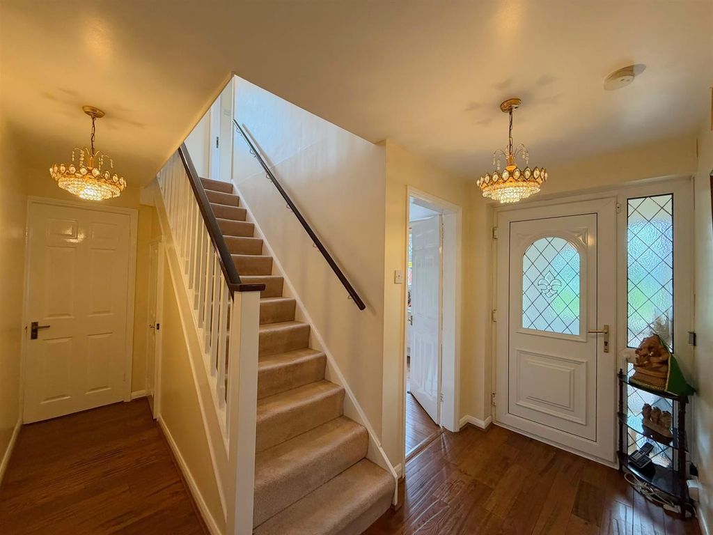 Property photo 2 of 28 Entrance Hall