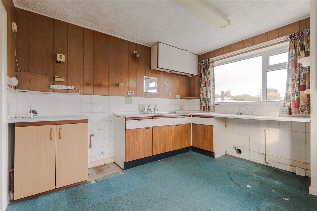 Property photo 3 of 10 Kitchen