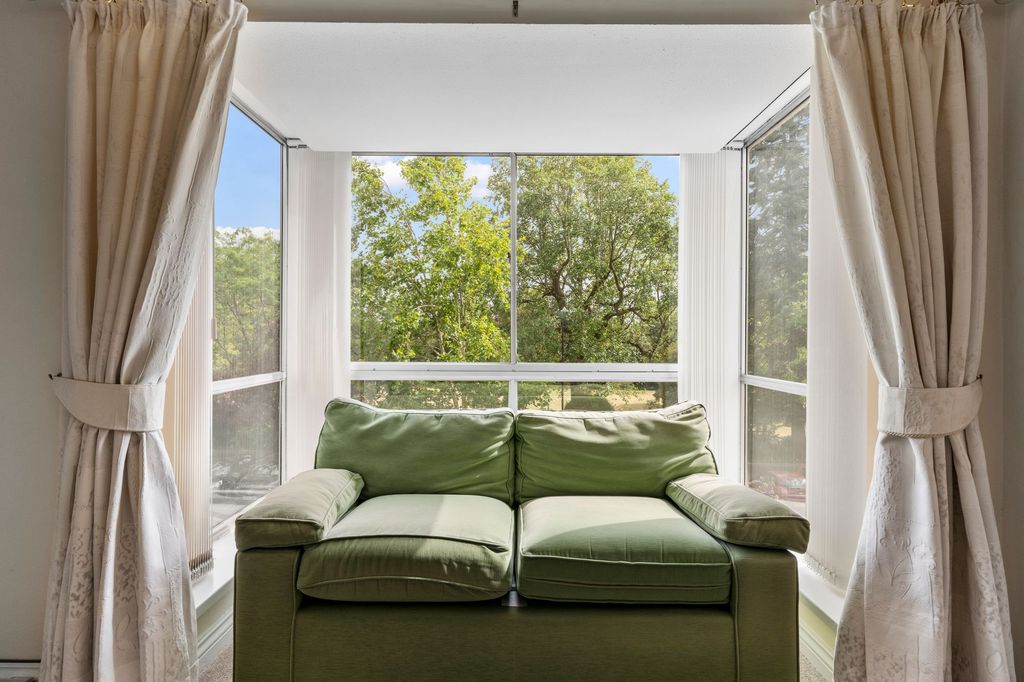 Property photo 3 of 26 Park View Fro Living Room