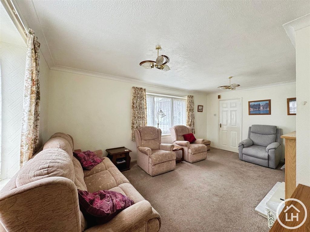 Property photo 2 of 18 Lounge