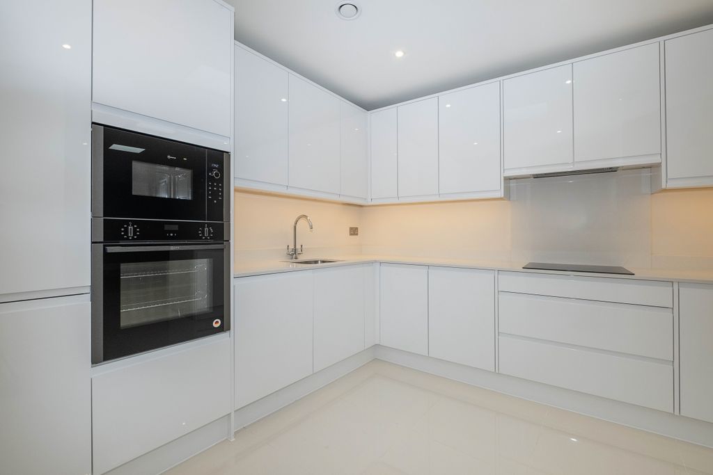 Property photo 2 of 10 1-207-Merton-Road...