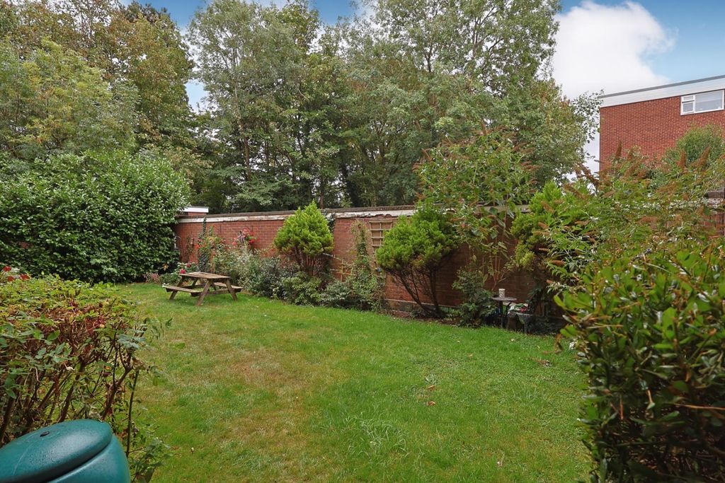 Property photo 2 of 16 Communal Courtyard Garden