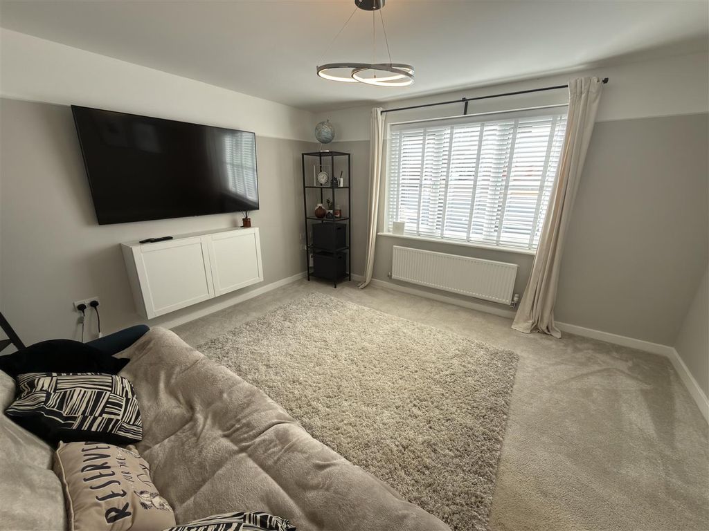 Property photo 2 of 15 Lounge