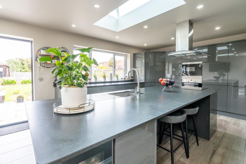 Property photo 3 of 22 Kitchen Island.Jpg