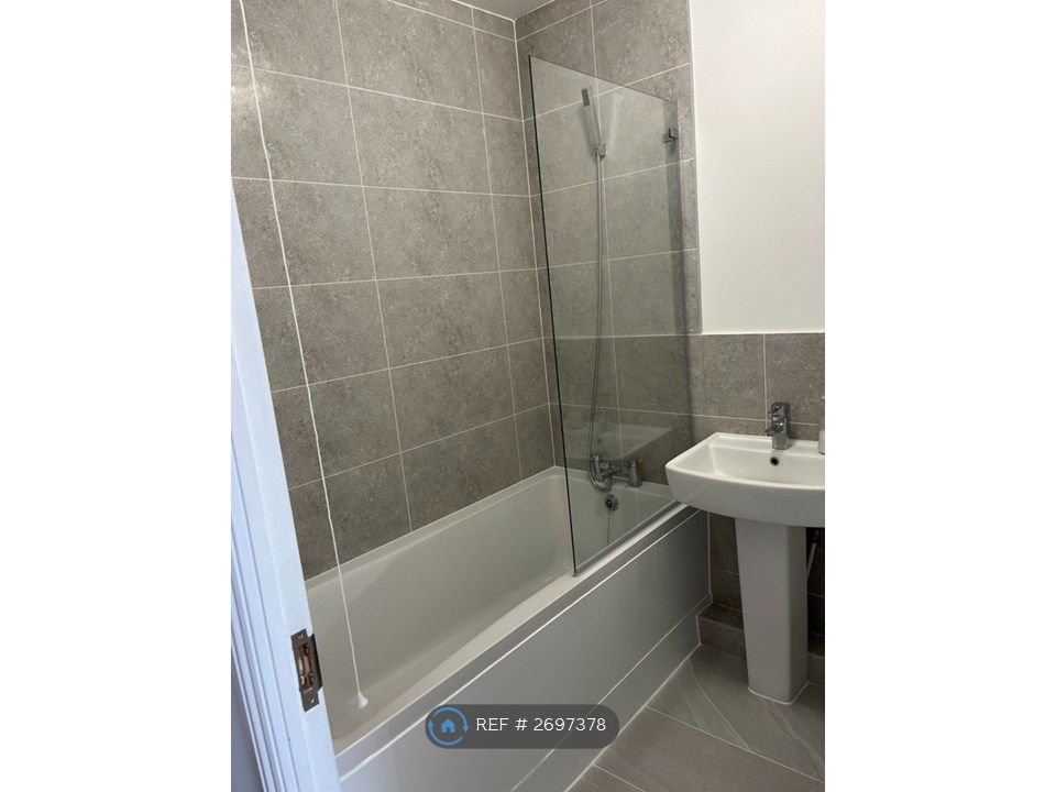 Property photo 2 of 9 Bathroom