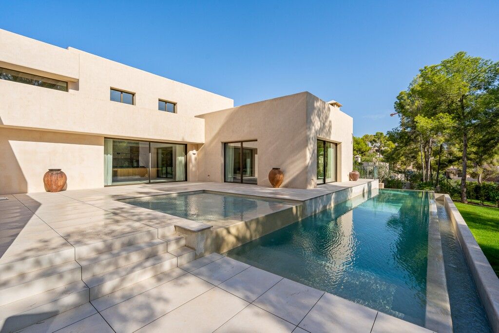 Property photo 2 of 20 Exterior And Pool (3).Jpg
