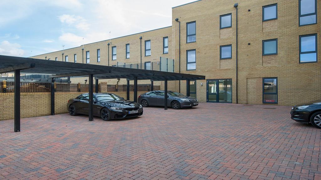 Property photo 1 of 10 De Havilland House Parking Serviced Apartment Camb