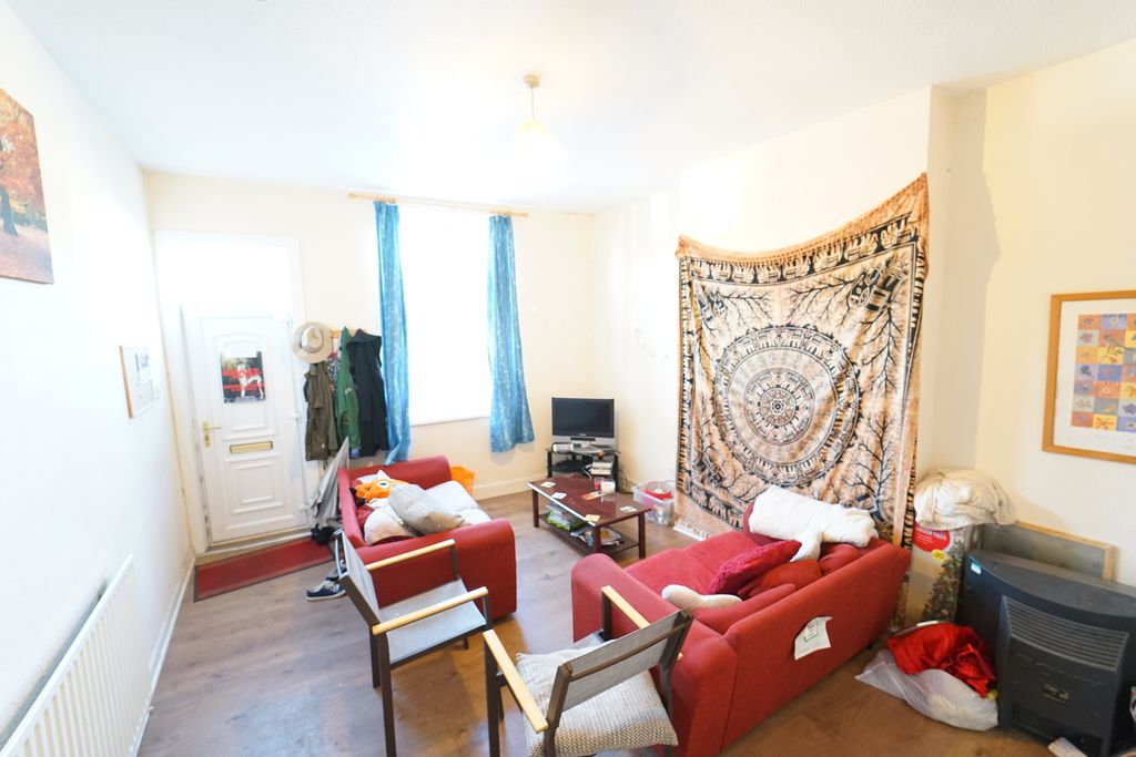 Property photo 1 of 9 Living Room