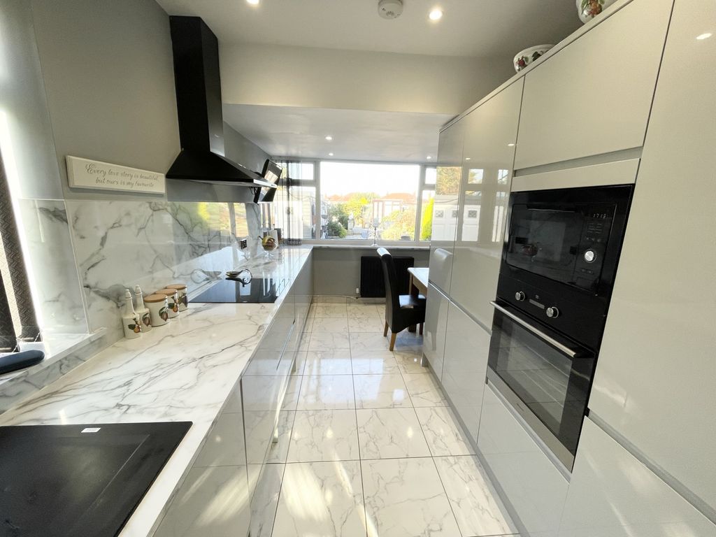 Property photo 3 of 32