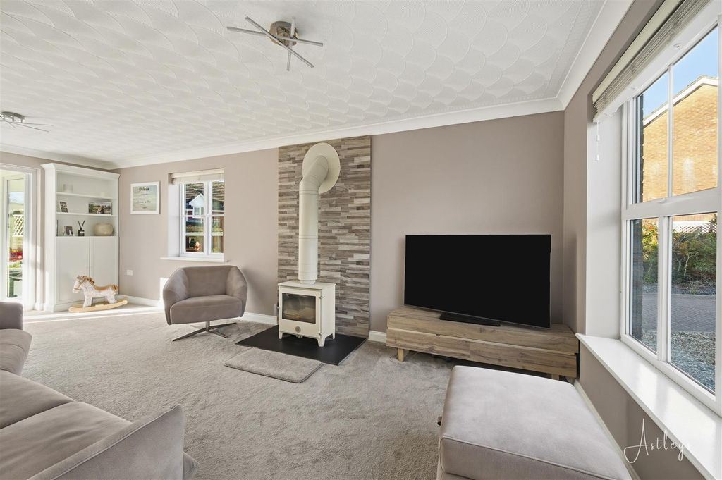 Property photo 2 of 22 Lounge