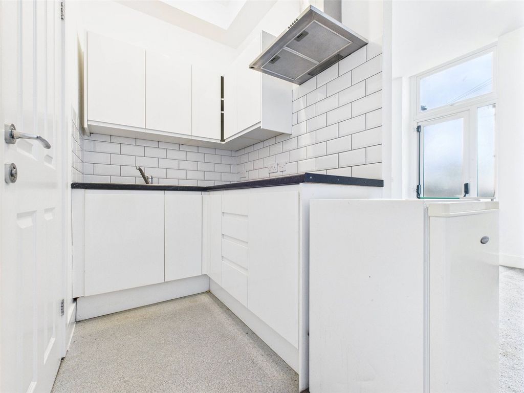 Property photo 2 of 11 Studio Room: Kitchen