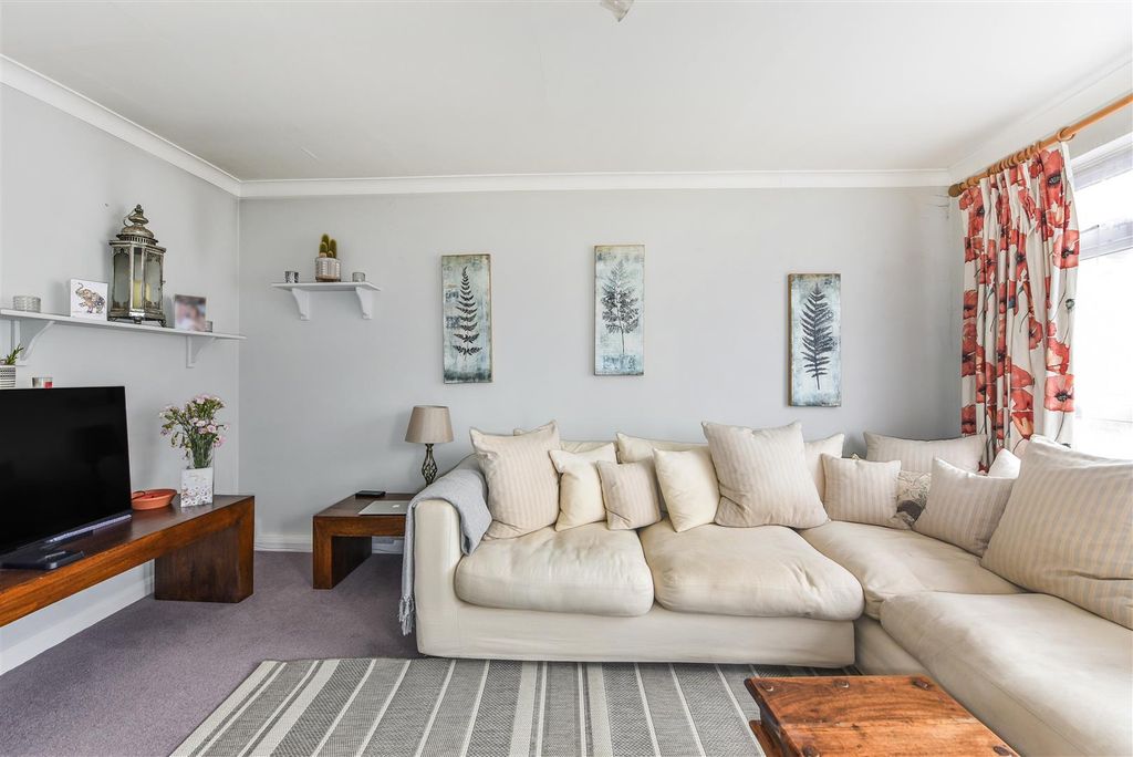 Property photo 2 of 22 Lounge