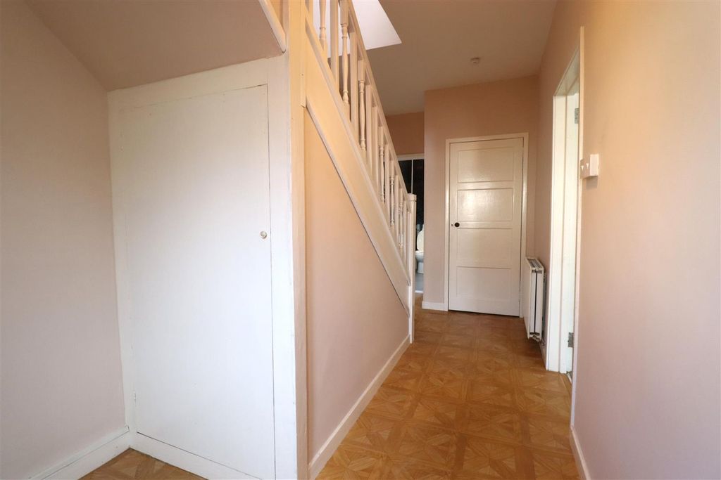 Property photo 2 of 26 Entrance Hall