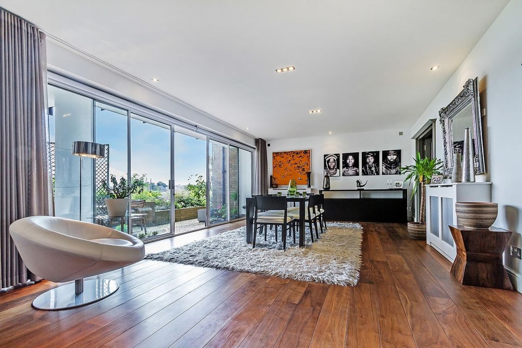 Property photo 1 of 10 Living Room (Main)