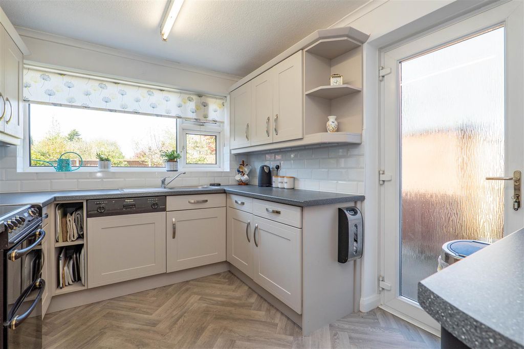 Property photo 3 of 27 Kitchen