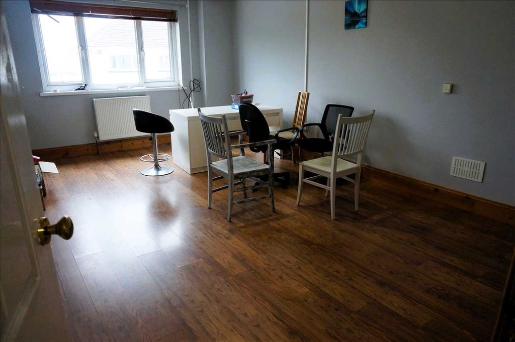 Property photo 3 of 12 Lounge :