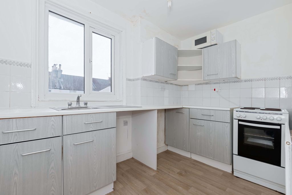 Property photo 3 of 9 Compton Ave_5