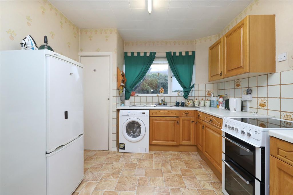 Property photo 3 of 11 Kitchen