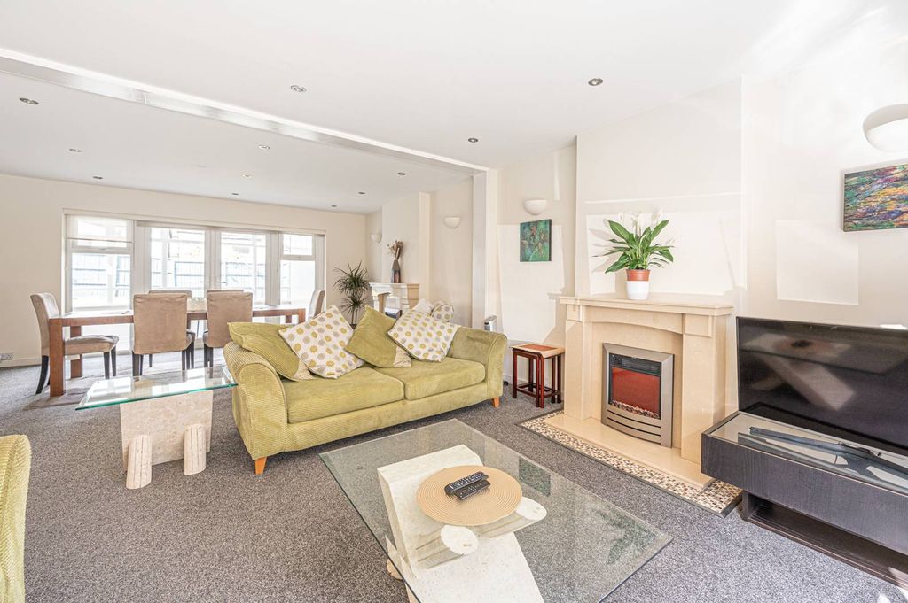 Property photo 3 of 11