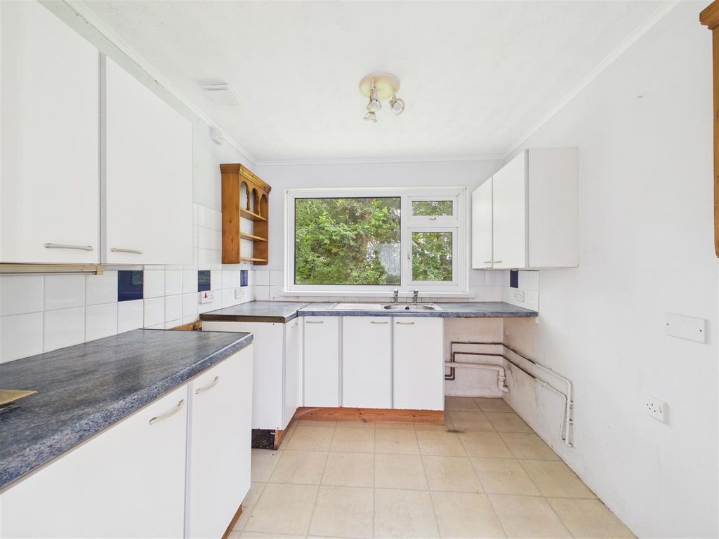 Property photo 3 of 10 Kitchen
