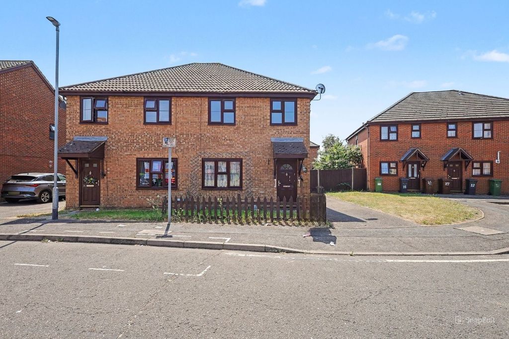 Property photo 1 of 21 33 Wallers Close, Dagenham, London Rm9 6Yf