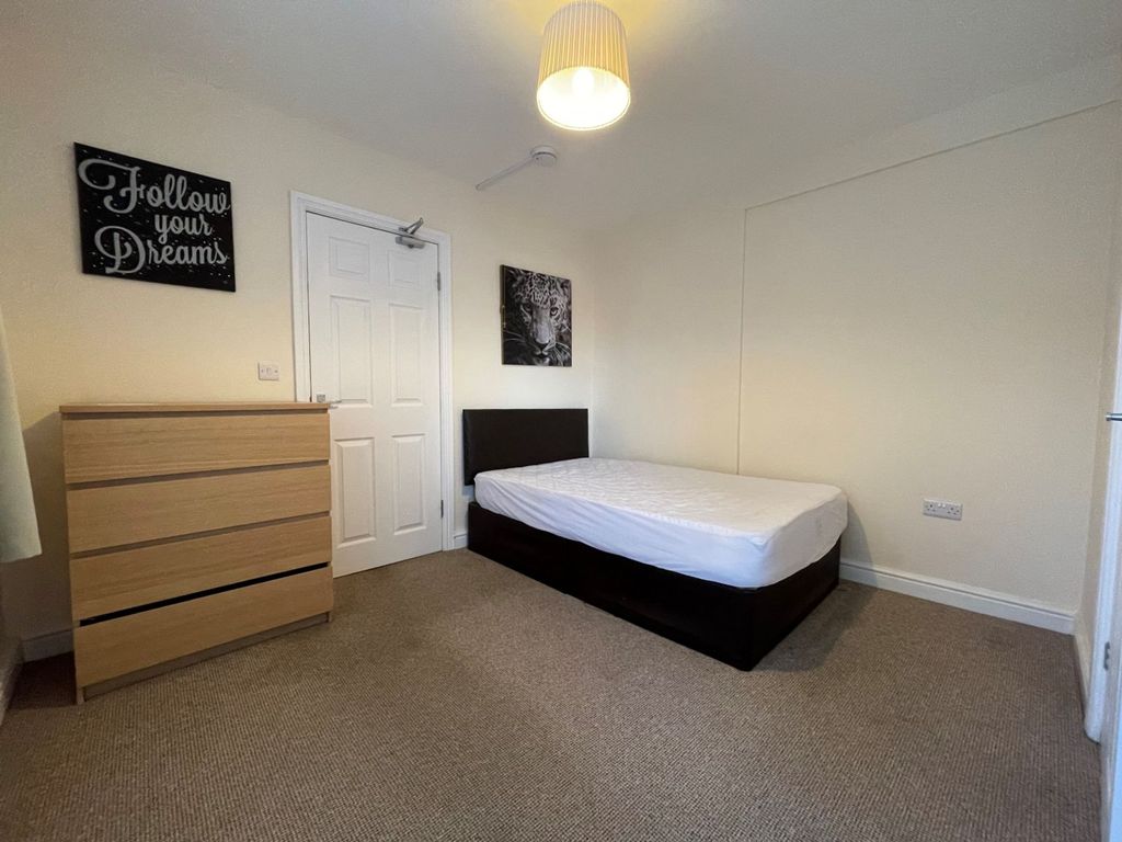 Property photo 2 of 9 Bedroom