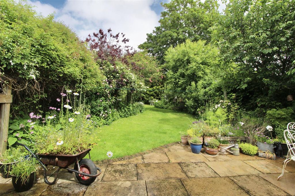 Property photo 2 of 31 Rear Gardens