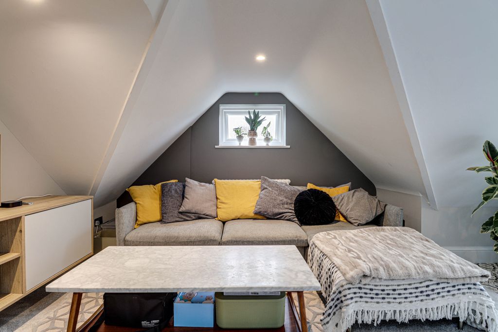 Additional image 13 of 2 bed flat for saleKirkwick Avenue, Harpenden, Hertfordshire AL5