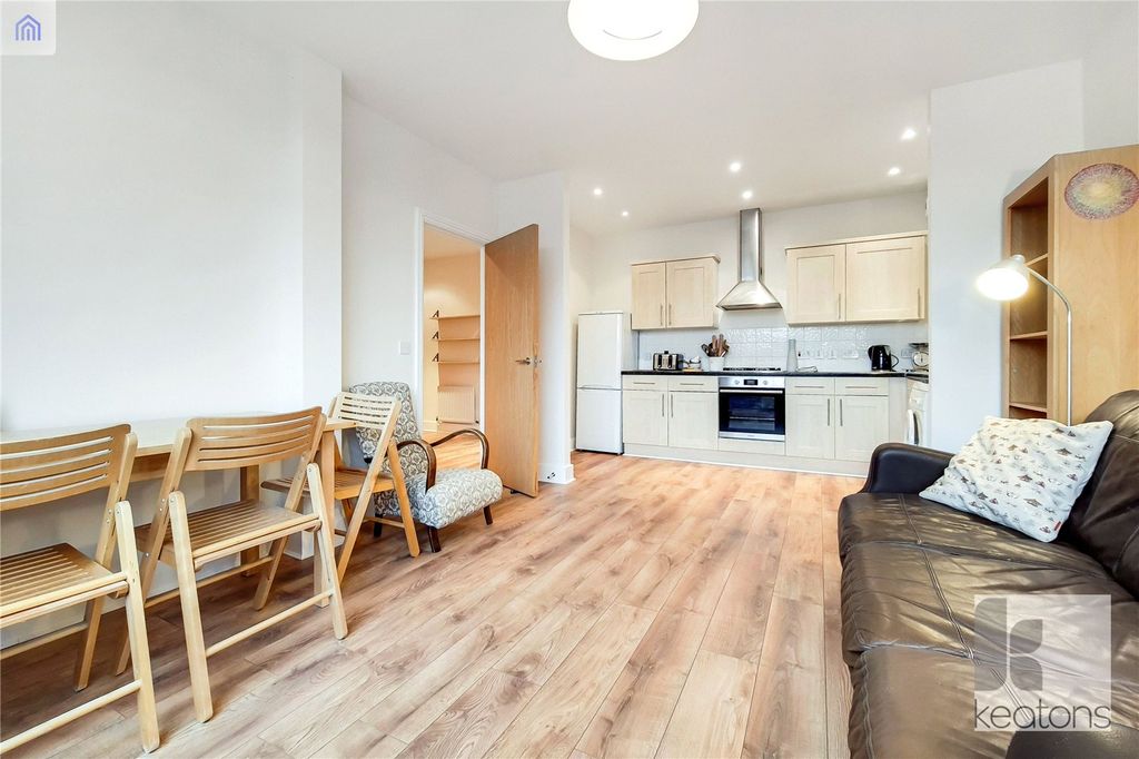 Property photo 3 of 10 Living Room/Kitchen