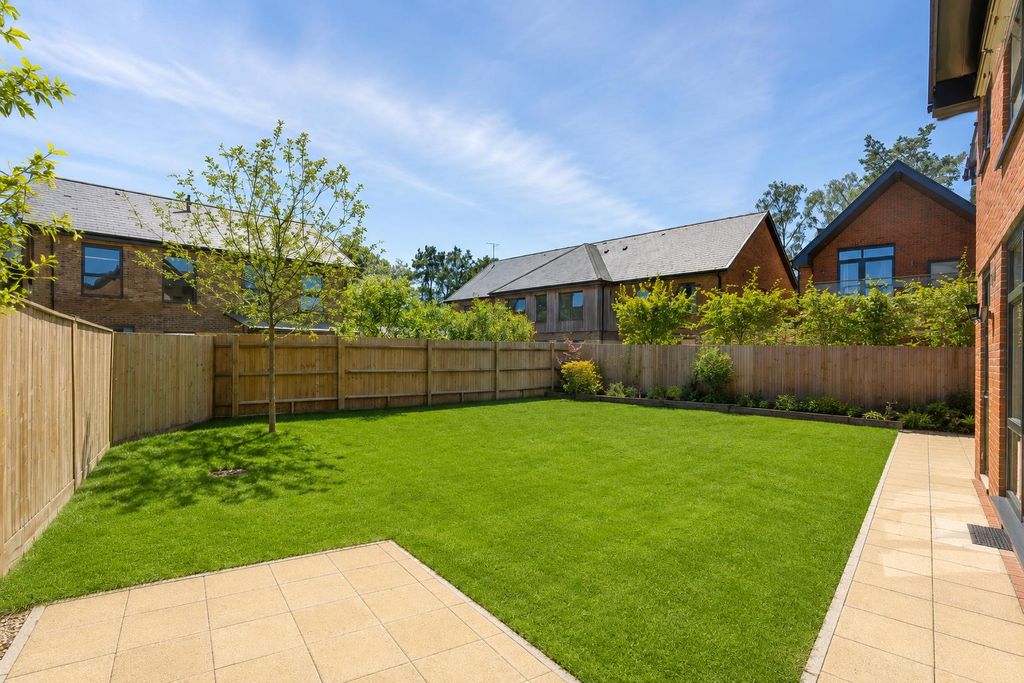 Property photo 2 of 18 Calton Garden 2.Png