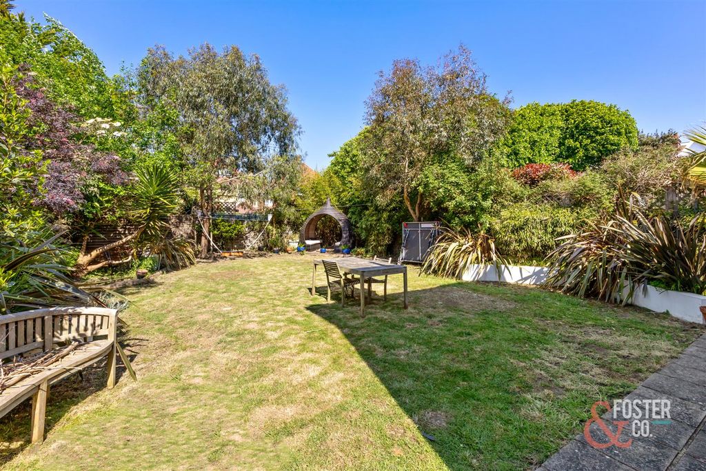 Property photo 2 of 25 Aymer Road, 5-021.Jpg