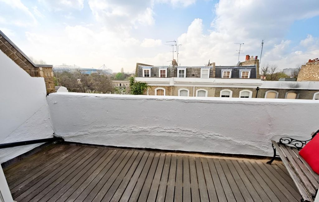 Property photo 2 of 4 Top Floor 103 Ifield 4.Jpg