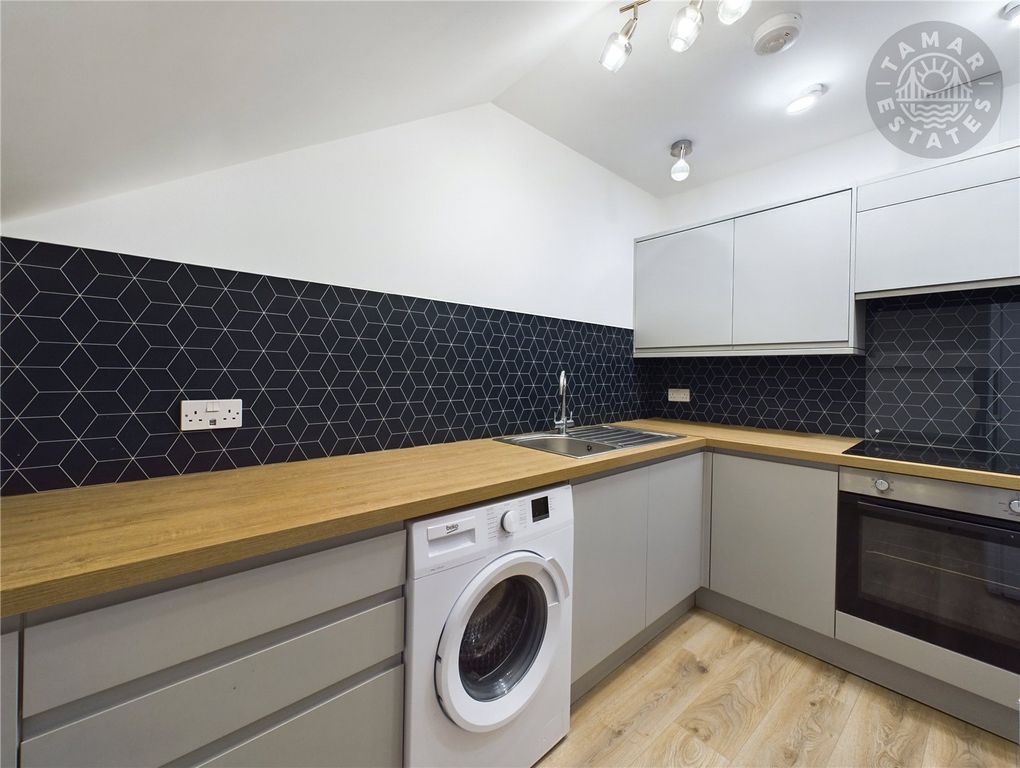 Property photo 3 of 9 Kitchen
