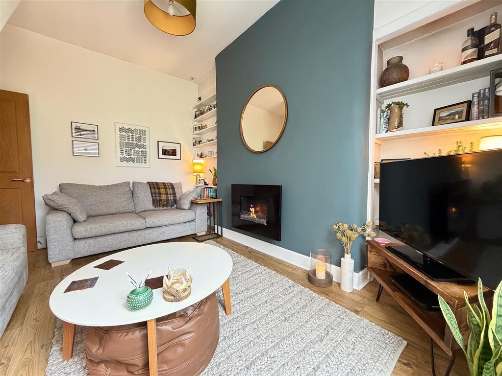 Property photo 3 of 14 Lounge