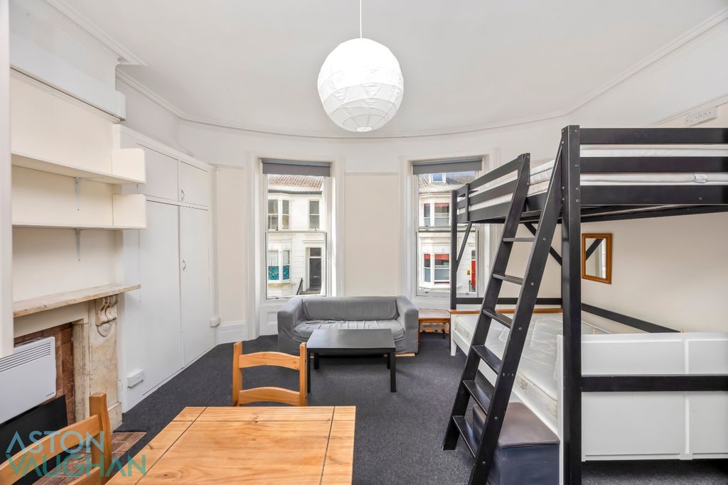Property photo 2 of 8 5698841