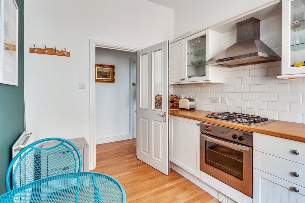 Property photo 3 of 11 Kitchen