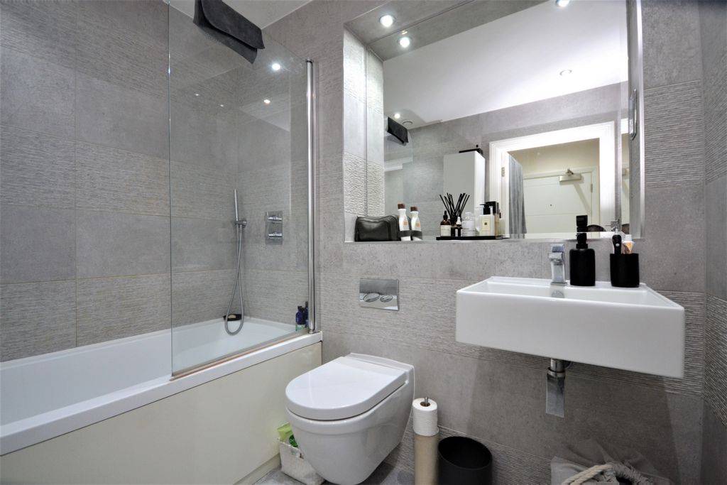 Property photo 3 of 5 Bathroom