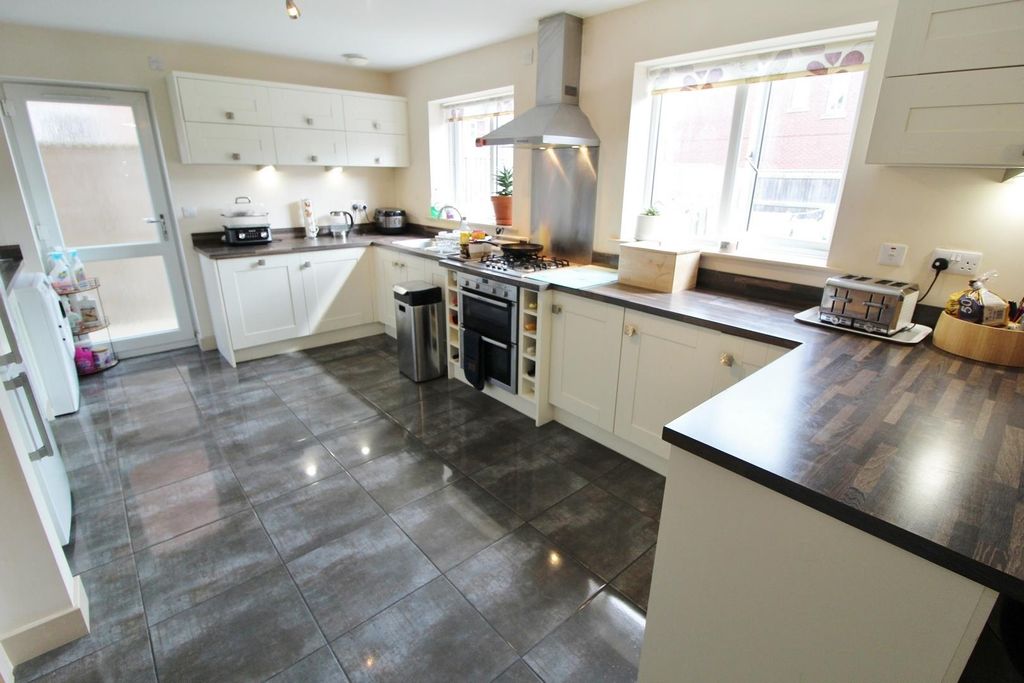 Property photo 3 of 15 Dining Kitchen