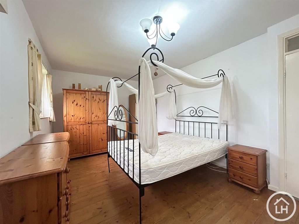 Property photo 2 of 9 Bedroom