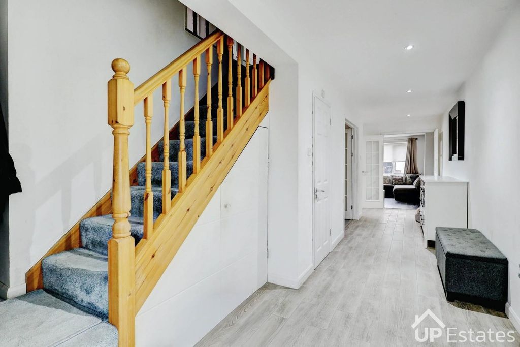 Property photo 3 of 28