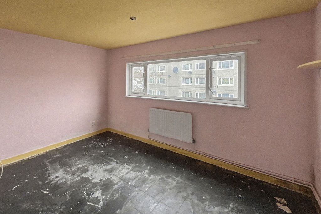 Property photo 2 of 18 41 Raccoon Way, Hounslow, Middlesex, Tw4 7Pl