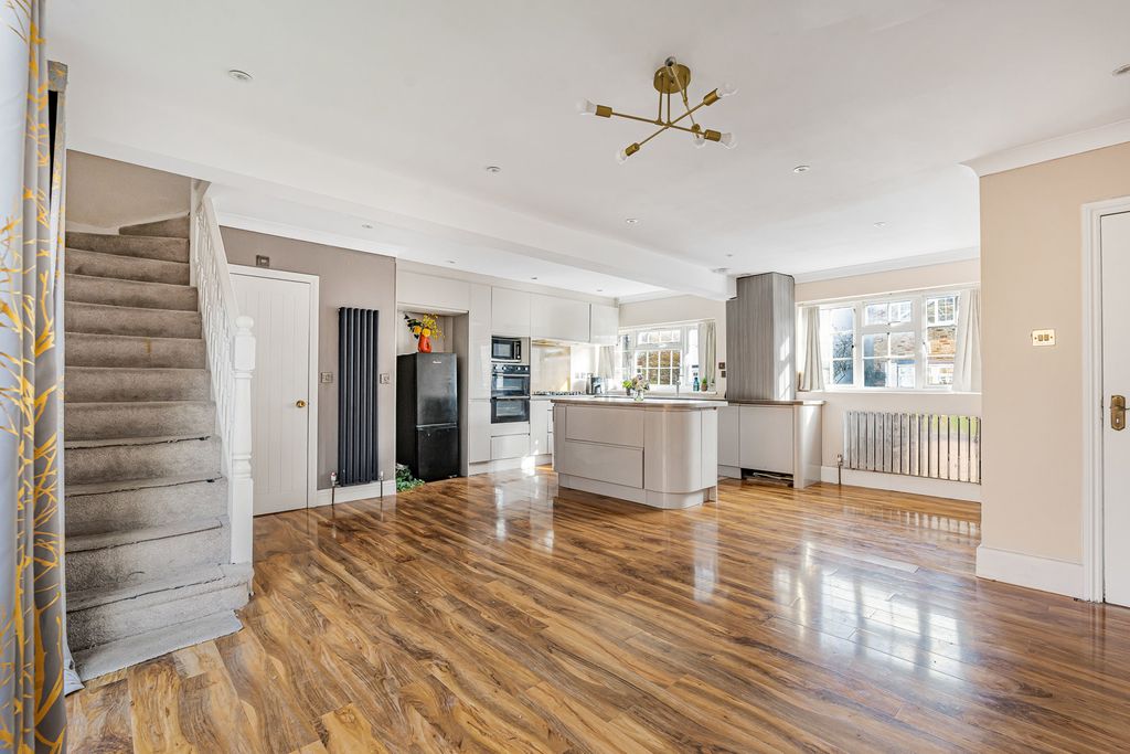 Property photo 2 of 21 Kitchen/Reception