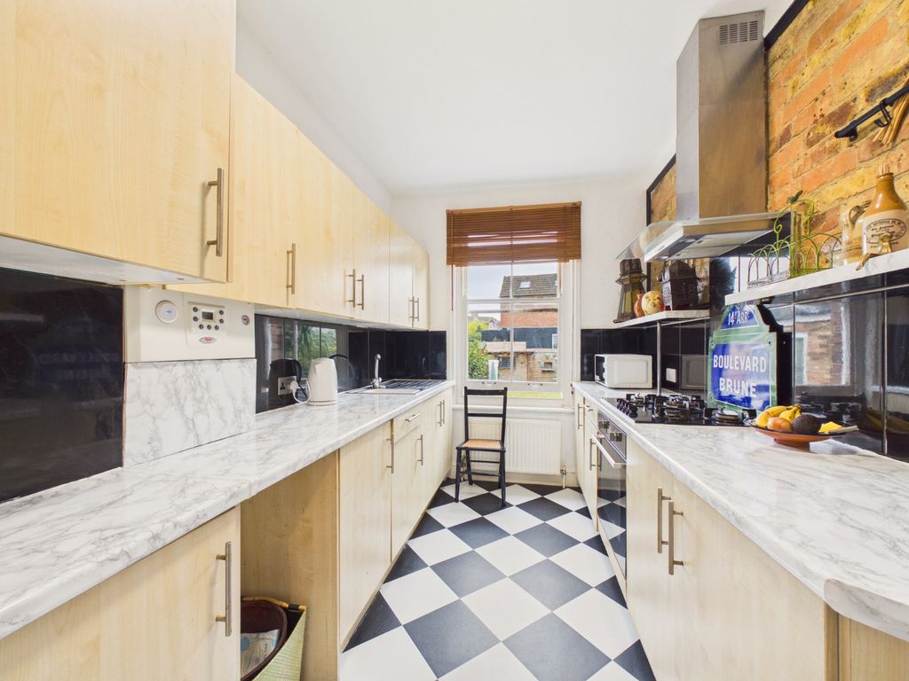 Property photo 3 of 11 Kitchen