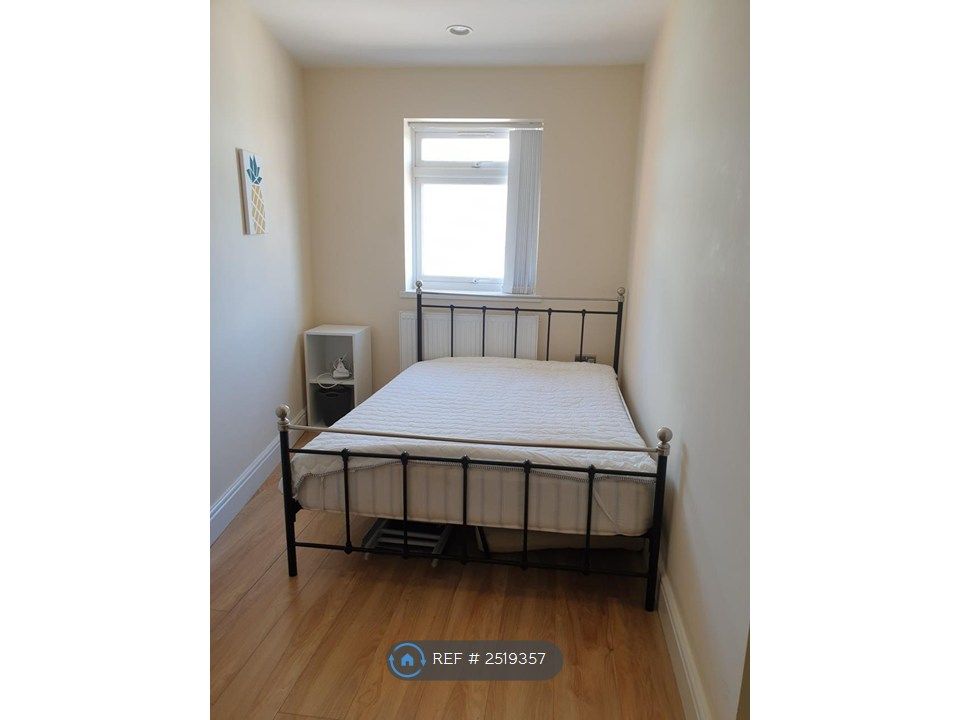 Property photo 2 of 13 Double Bedroom
